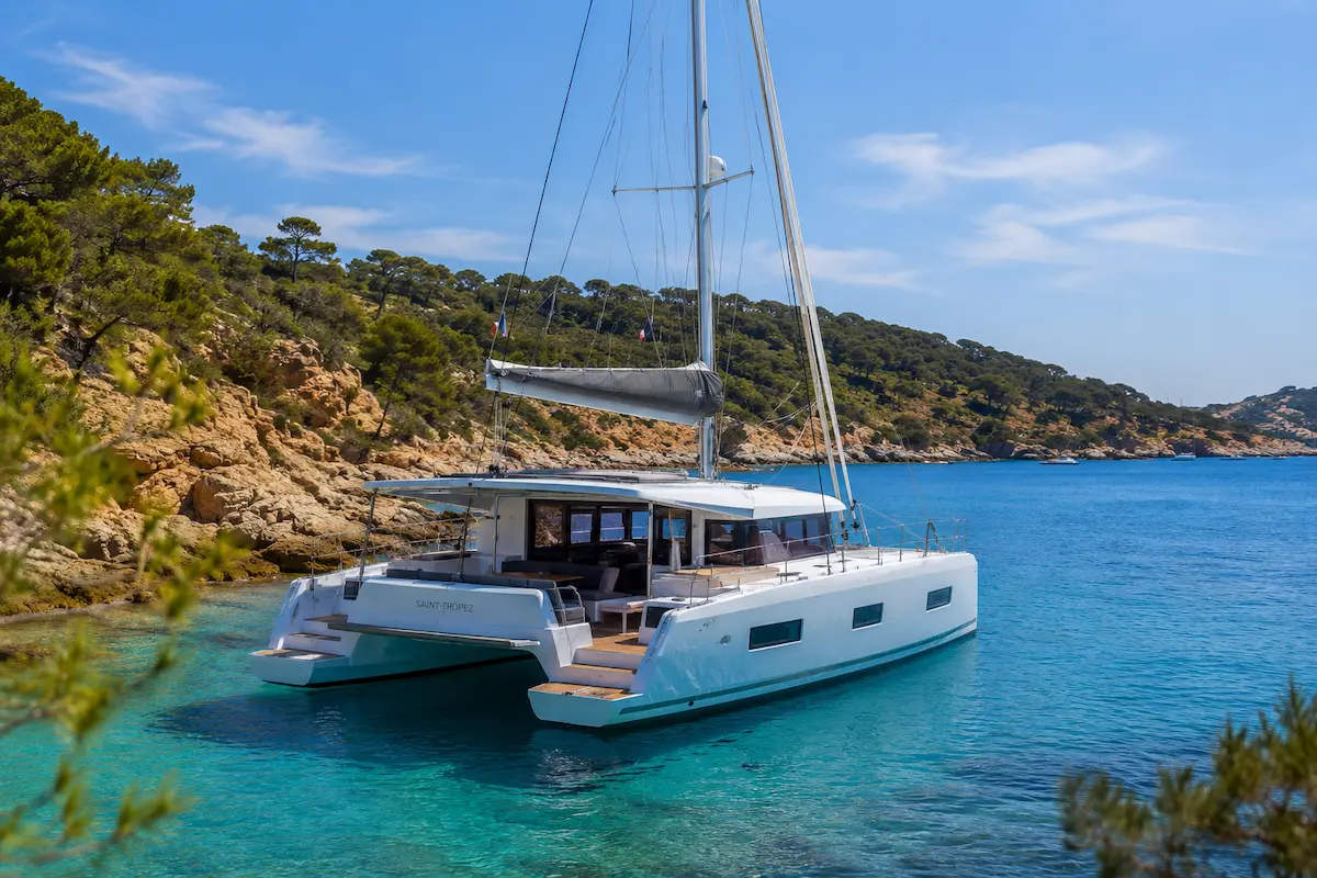 Location yacht voilier catamaran Saint-Tropez — conciergerie nautique