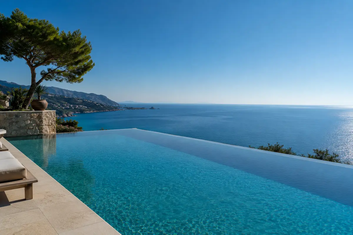 Piscine de luxe vue mer — conciergerie Saint-Tropez