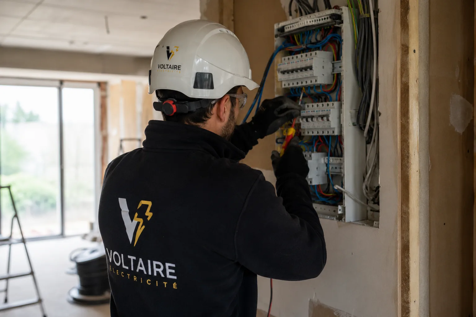 Technicien Voltaire Électricité sur chantier