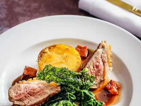 Agneau de Sisteron confit, jus aux olives de Provence et polenta crémeuse