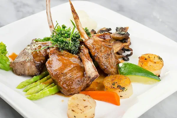 Agneau de Sisteron confit — plat signature de La Table Méditerranéenne