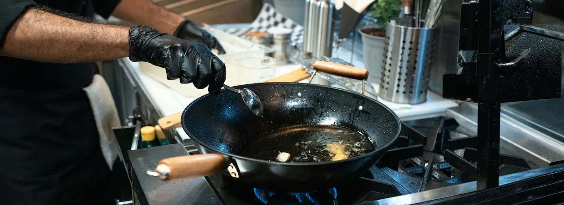 Le chef Marc Villeneuve en action dans les cuisines de La Table Méditerranéenne