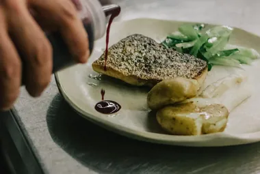 Dressage raffiné d'une assiette gastronomique par le chef