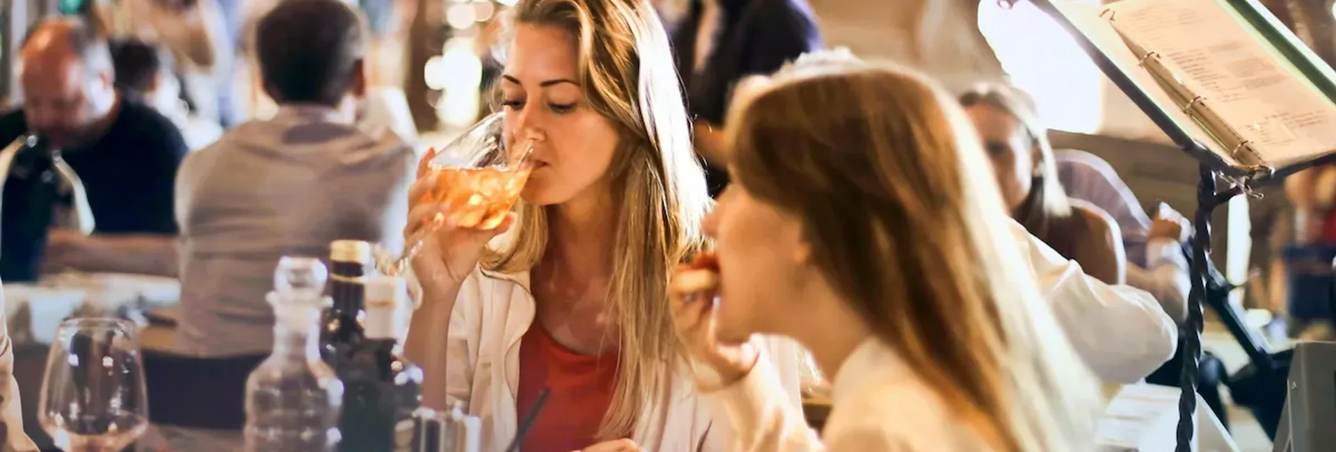 Ambiance d'un événement privé à La Table Méditerranéenne — salle illuminée pour une soirée de gala