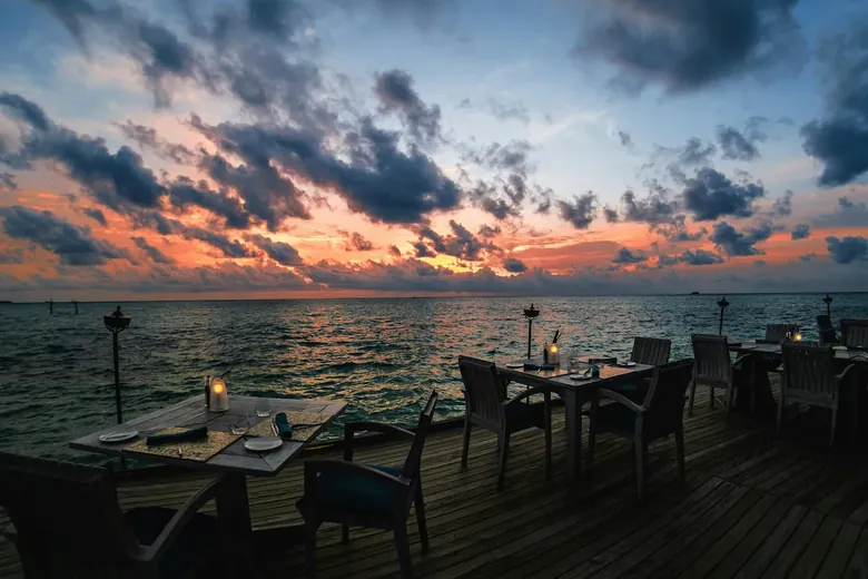 Terrasse du restaurant avec vue panoramique sur le golfe de Saint-Tropez au coucher de soleil