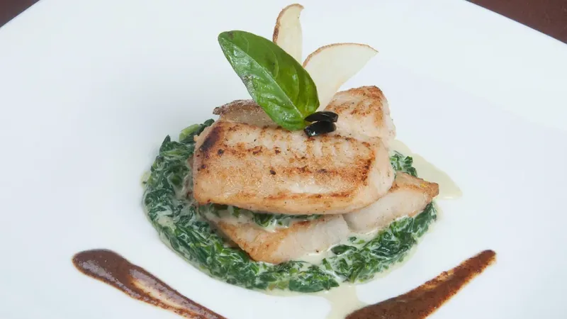 Dressage raffiné d'une assiette — La Table Méditerranéenne Saint-Tropez