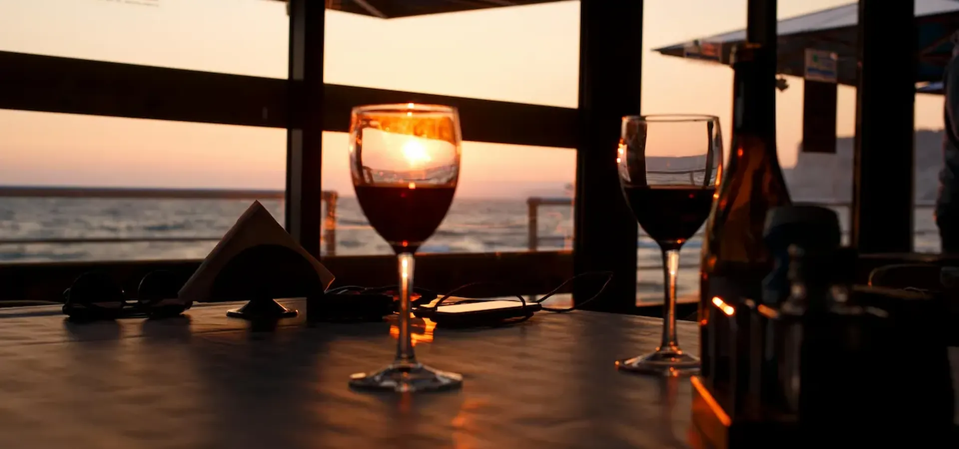 Salle du restaurant La Table Méditerranéenne décorée avec soin, lumière tamisée et vue sur le golfe