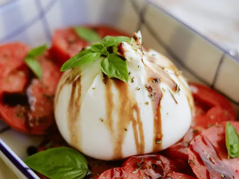 Déclinaison de tomates anciennes du Var, burrata crémeuse et basilic frais